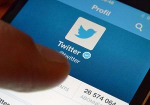 فقط دارندگان تیک آبی توئیتر می‌توانند در نظرسنجی ها رأی بدهند